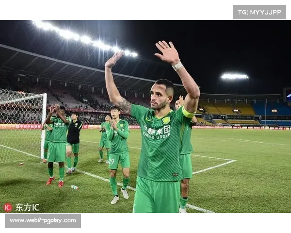 塔佩戴队长袖标，与队友击掌鼓劲